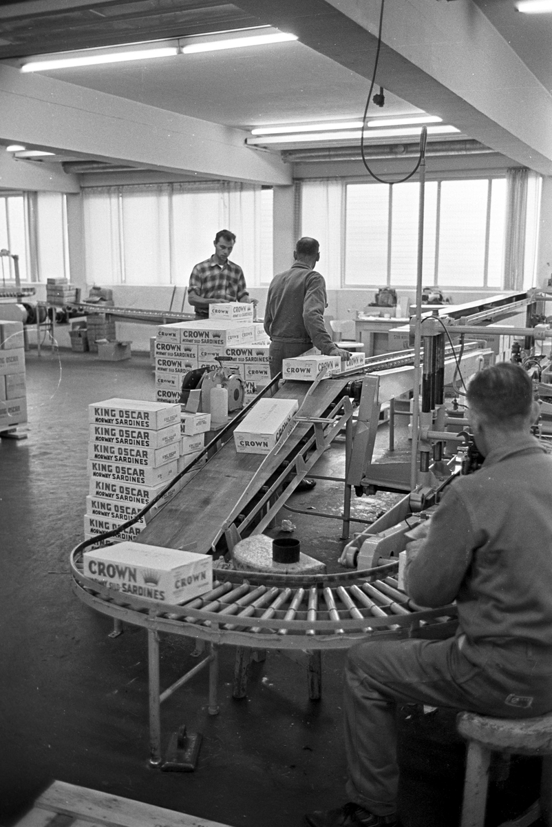 Serie. Fabrikkarbeidere og fabrikasjon på Bjelland Fabrikker, Stavanger. Fotografert aug. 1965. 