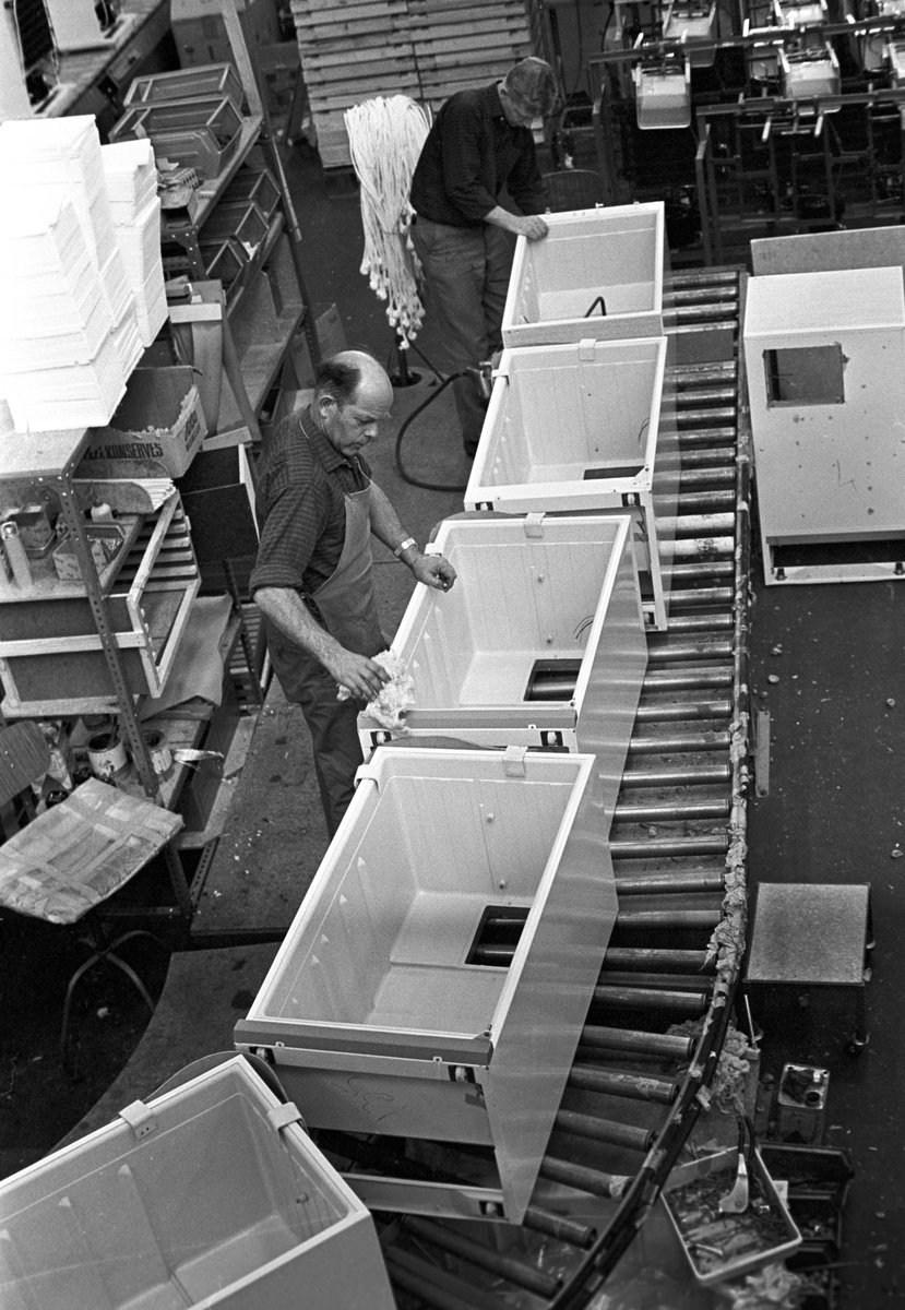 Serie. Produksjon av kjøleskap hos KPS i Sarpsborg. Fotografert 8. april 1967.