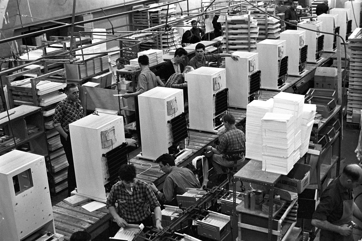 Serie. Produksjon av kjøleskap hos KPS i Sarpsborg. Fotografert 8. april 1967.
