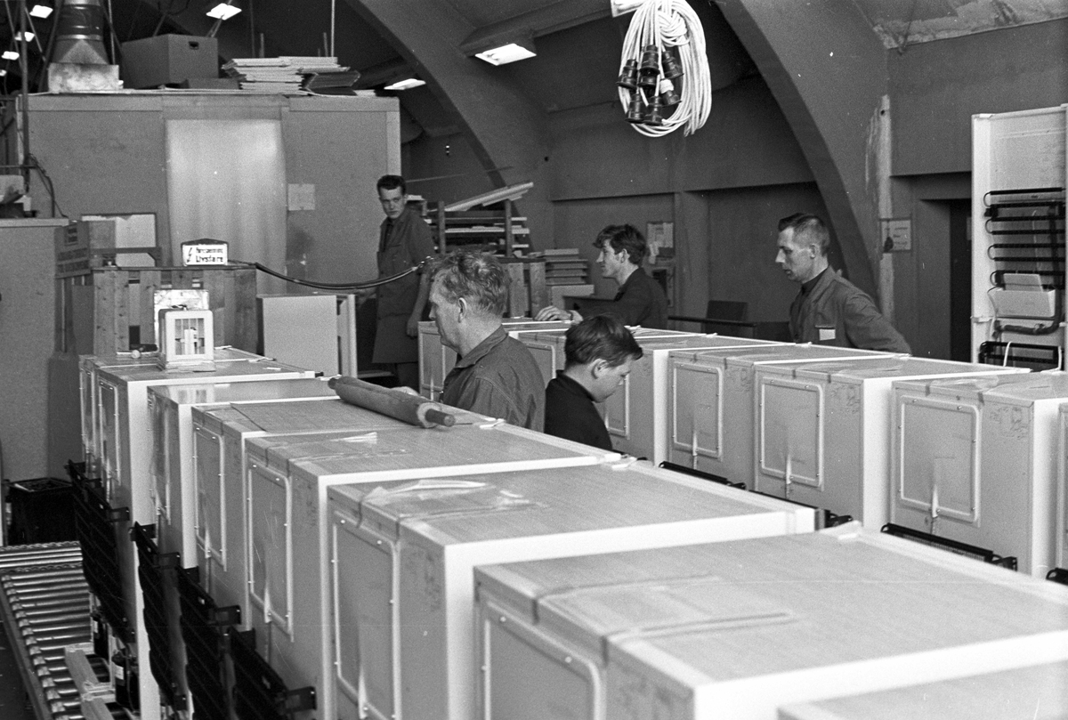 Serie. Produksjon av kjøleskap hos KPS i Sarpsborg. Fotografert 8. april 1967.
