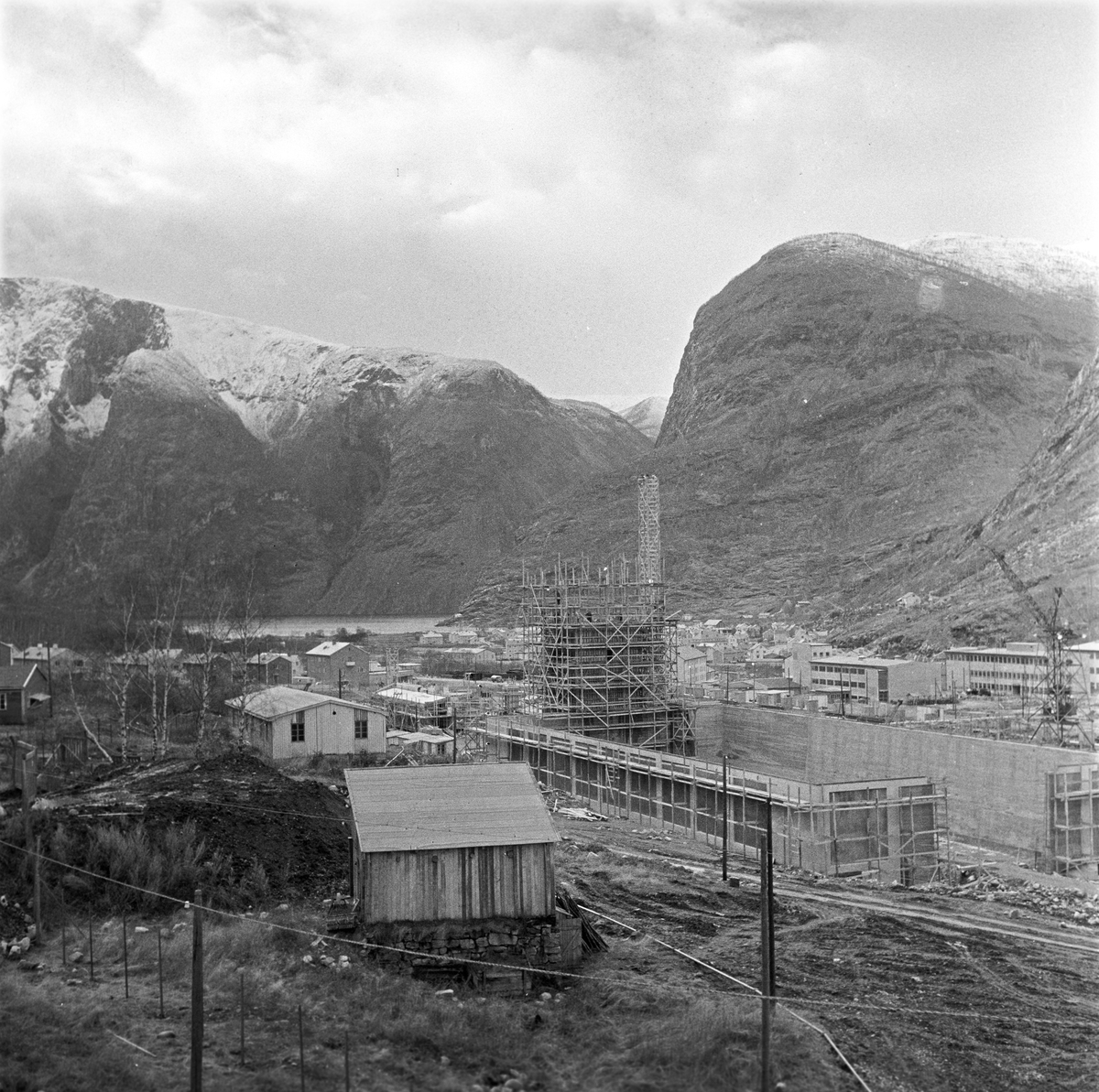 Årdal, 01.11.1970, Årdal Verk, industriområde mellom fjord og fjell.