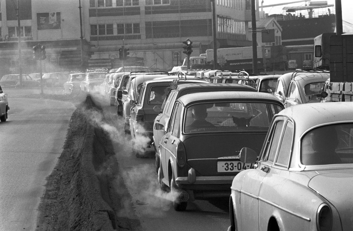 Luftforurensning av biler i Drammen, Buskerud. Fotografert 1970.