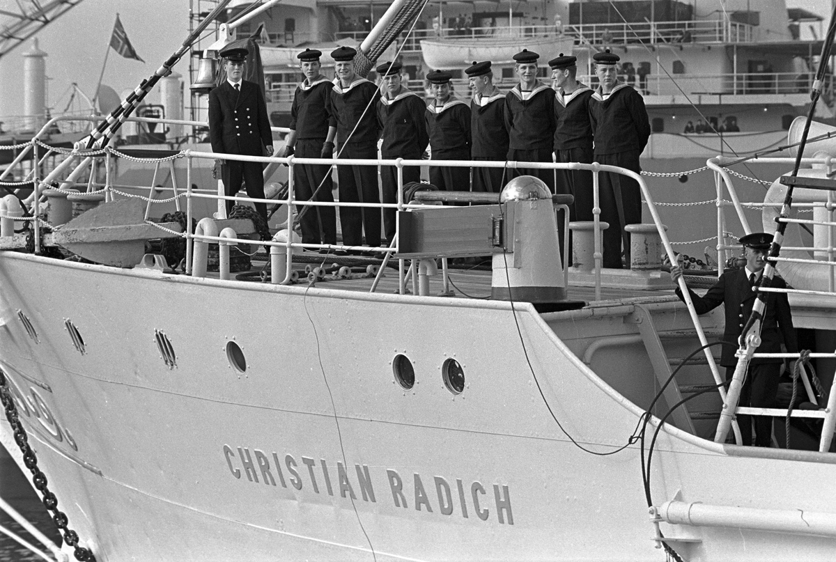 Serie. Mannskap ombord på skoleskipet "Christian Radich". Fotografert okt. 1964.