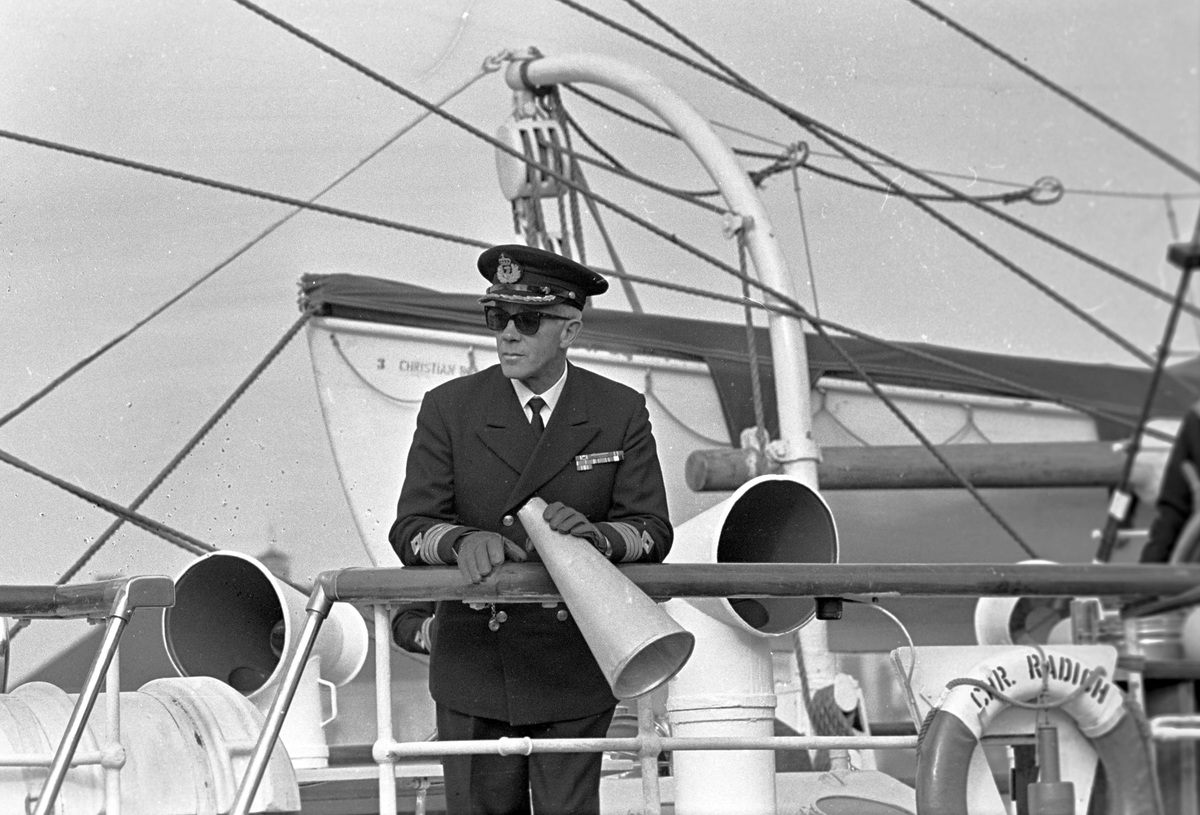 Serie. Mannskap ombord på skoleskipet "Christian Radich". Fotografert okt. 1964.