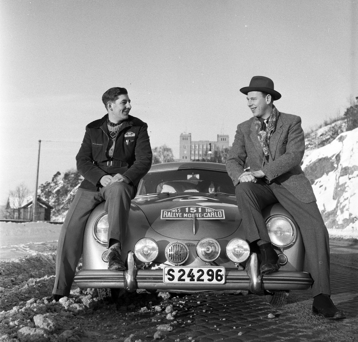 Serie. Deltakere i Rally Monte Carlo, bl.a. Carsten Johansson og Gunner Jensen. Fotografert januar 1955 med svenskregistrert Porsche på Mosseveien med Sjømannsskolen i bakgrunnen.