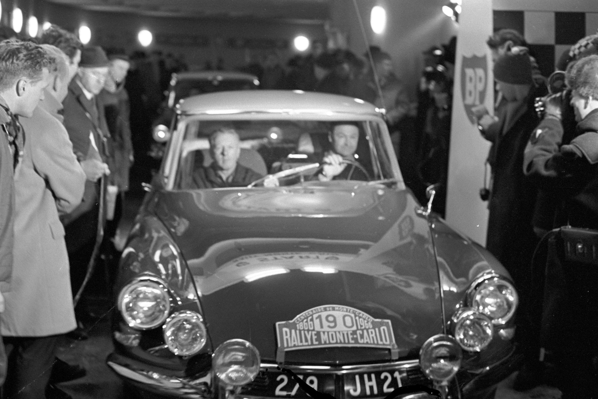 Serie. Start i Rally Monte Carlo, fra Økern, Oslo. Fotografert januar 1966. Det første i serien viser en Citroën DS. Modellen kom i 1955 og ble produsert med slik front og lykter til 1967.