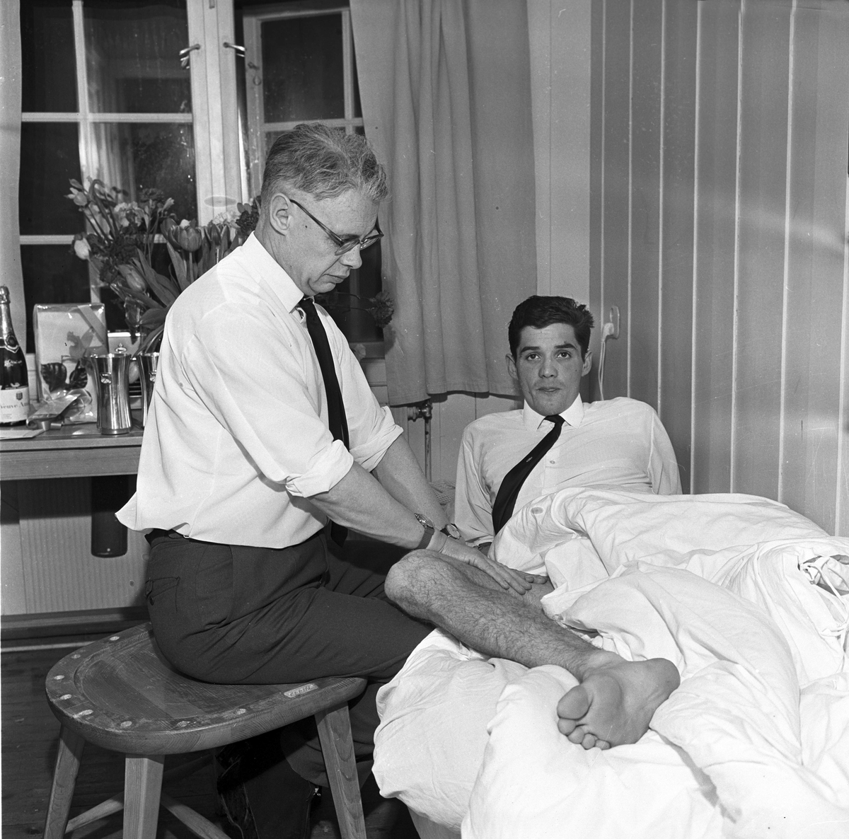 Serie. Skiløperen Gjermund Eggen under VM i 1966. Poserer med sine medaljer sammen med Bjørn Wirkola.  Fotografert 1966.