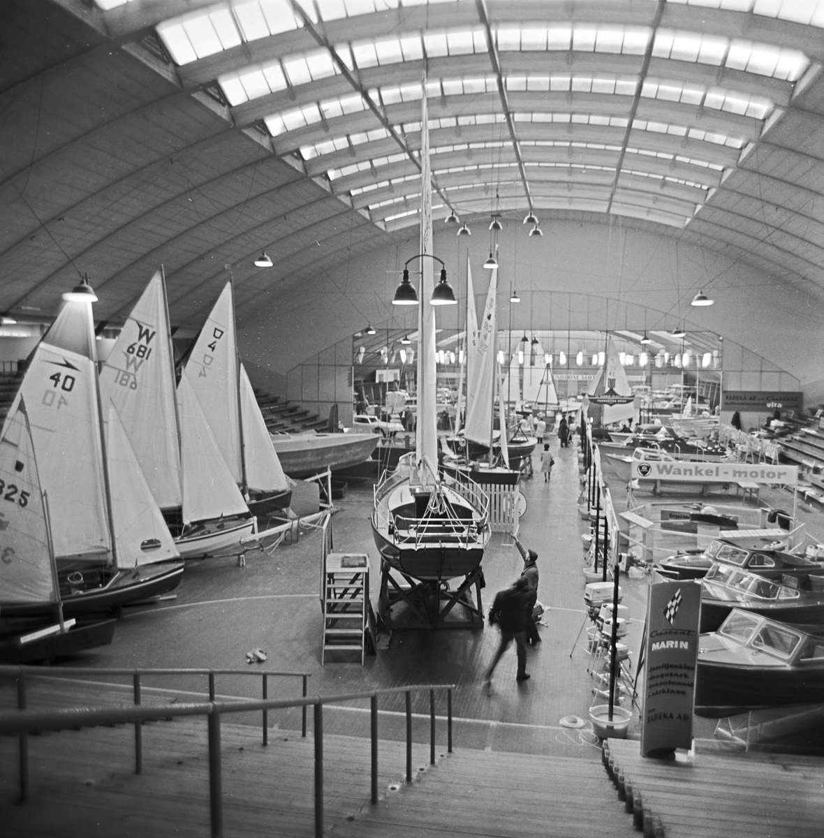 Serie. Båtutstilling med bla. et amfibisk kjøretøy, Göteborg, Sverige. Fotografert mars 1963.