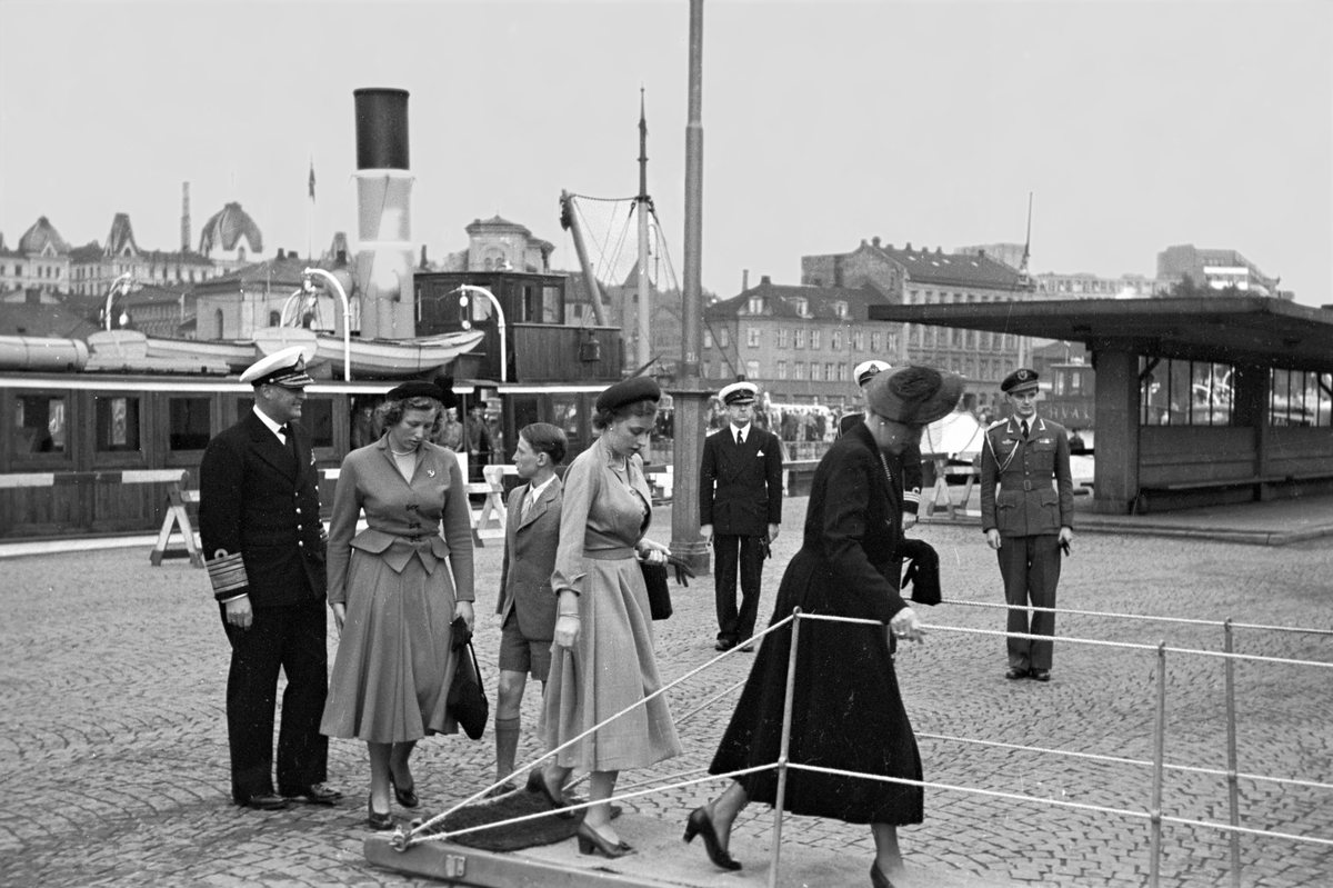 Kongefamilen går ombord på Kongeskipet "Norge". 