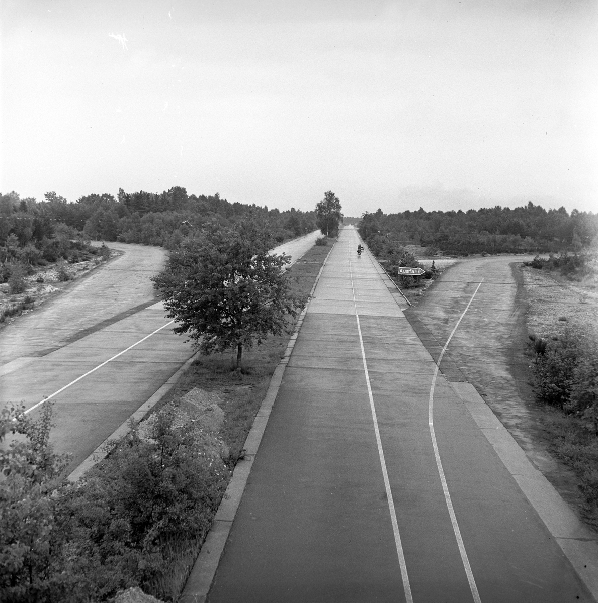 Serie. Ny autobahn i Tyskland. Motorsyklist med motosykkel med sidevogn. Fotografert 1954.