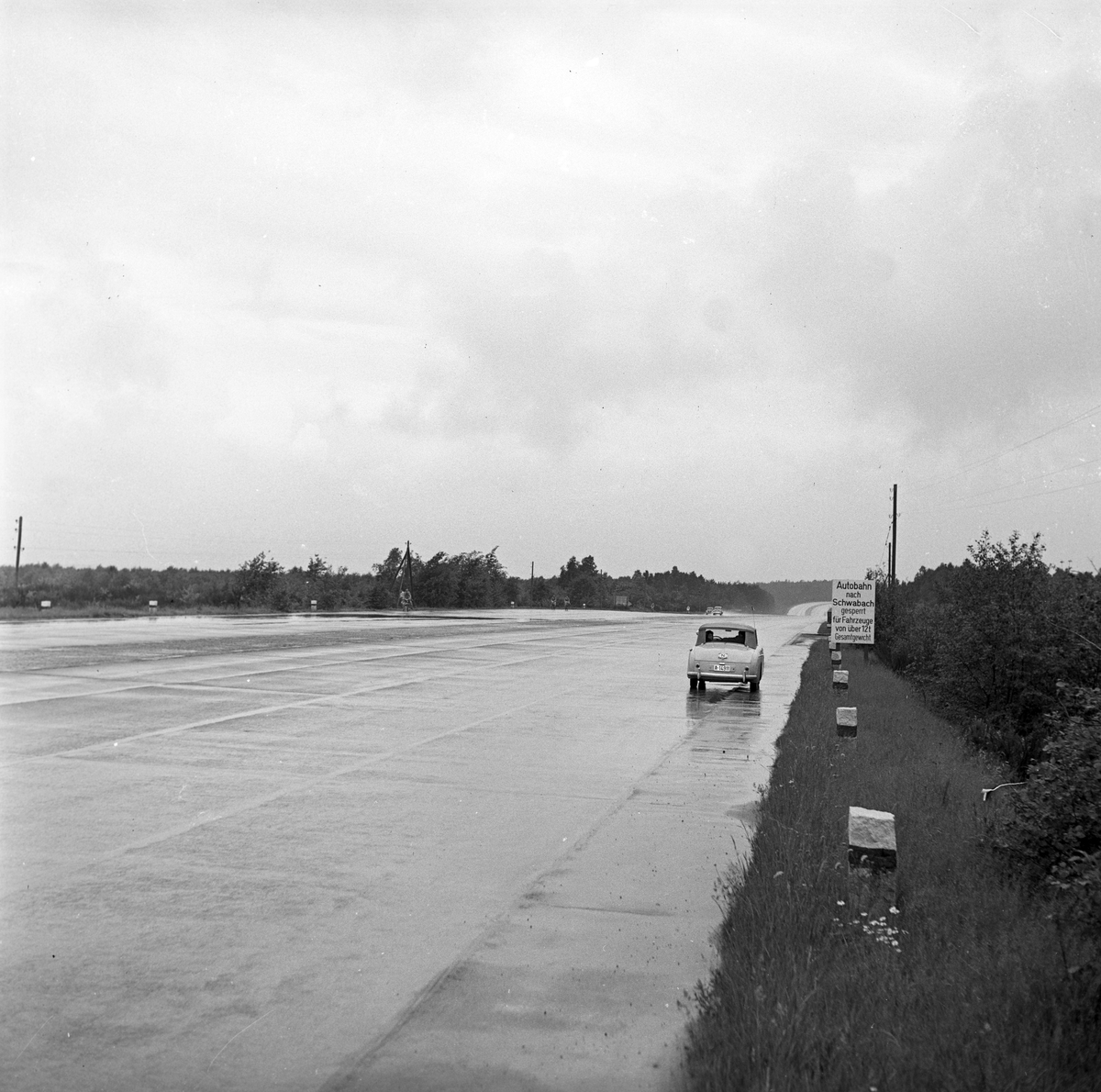 Serie. Ny autobahn i Tyskland. Motorsyklist med motosykkel med sidevogn. Fotografert 1954.
