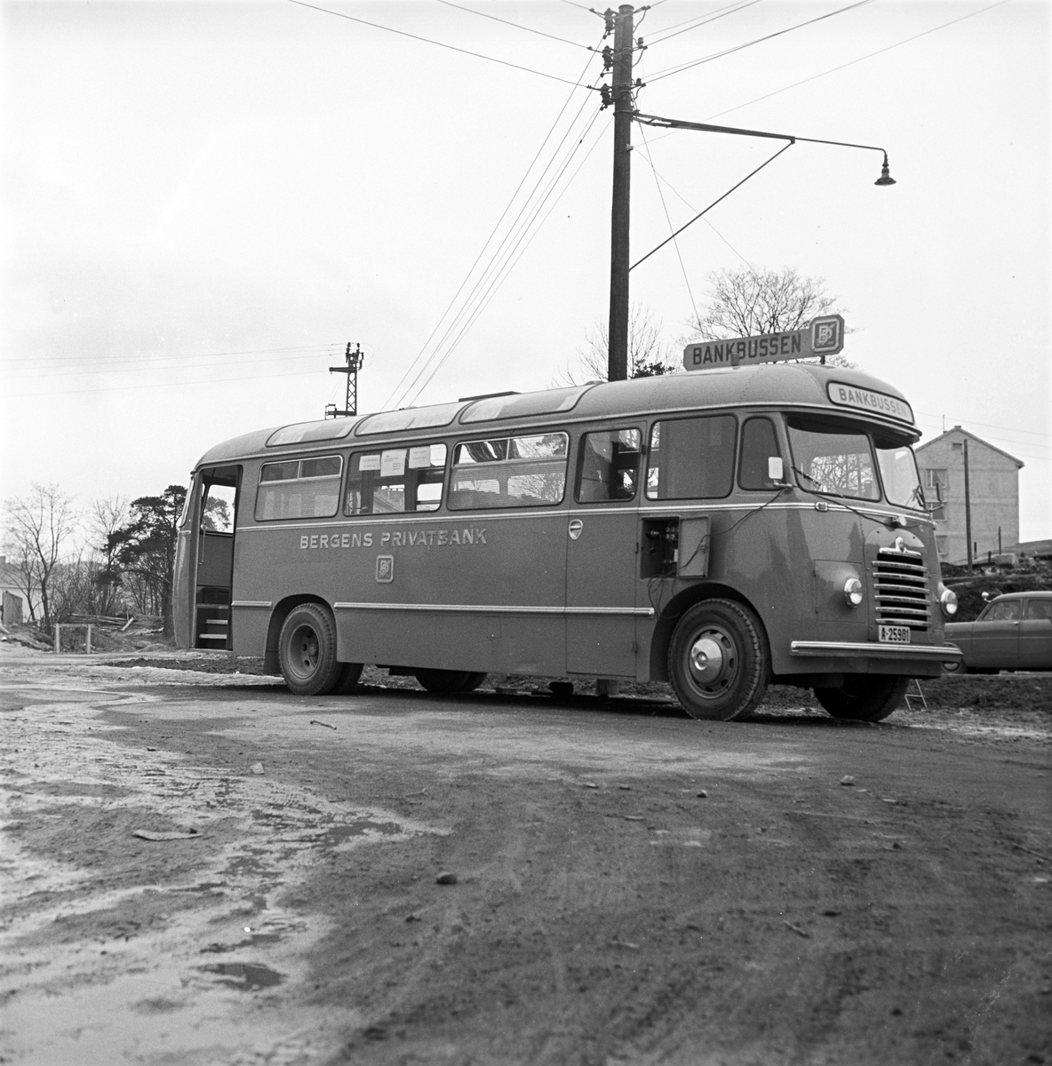 Serie. Bankbussen med funksjonærer, fra Bergens Privatbank. Fotografert april 1954.