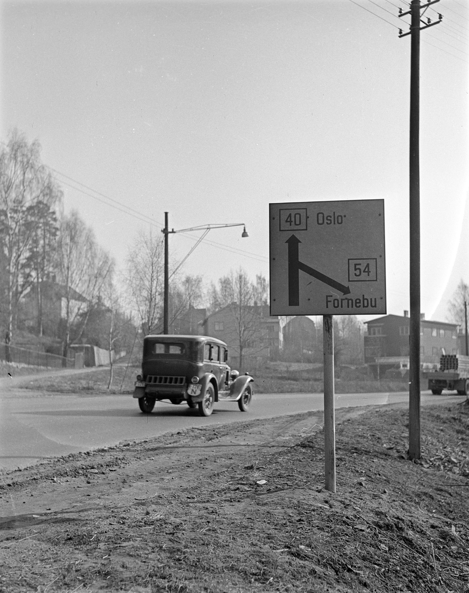Serie. Trafikkskilt som viser utfartsveier i Oslo. Fotografert mai 1956.