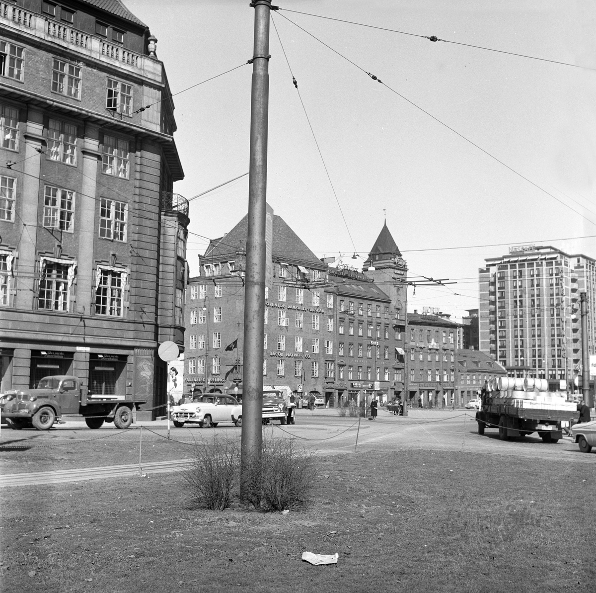 Serie. Trafikkskilt som viser utfartsveier i Oslo. Fotografert mai 1956.