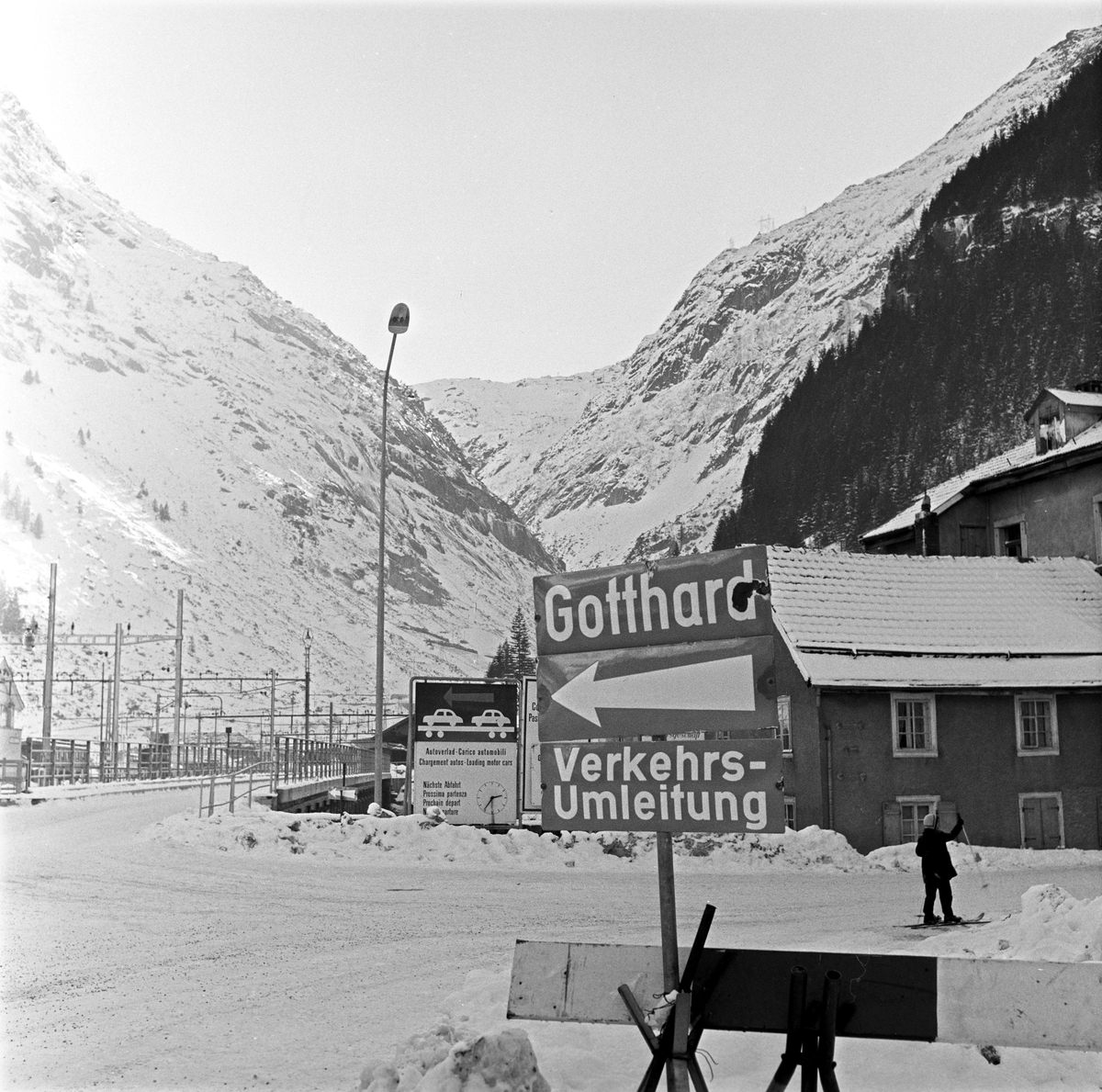 Serie. Jernbane (fjell-ferge) frakter biler mellom Italia og Sveits.