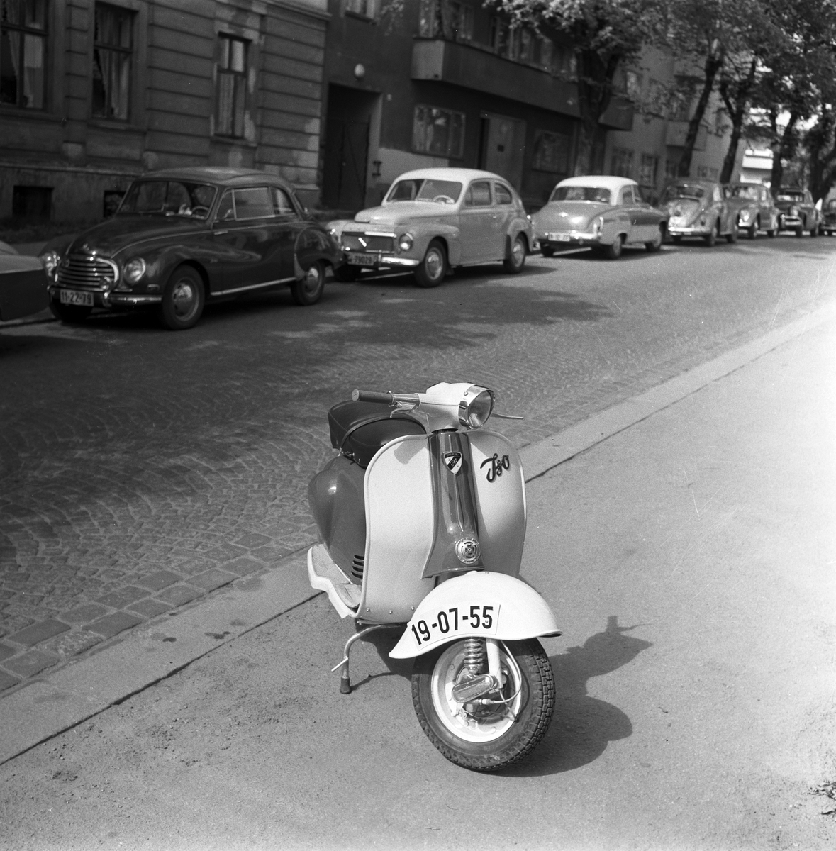 Serie. Presentasjon av "ISO" scooter, blant annet fotografert i Vigelandsparken og på Frognerstranda i Oslo. Fotografert 1959.