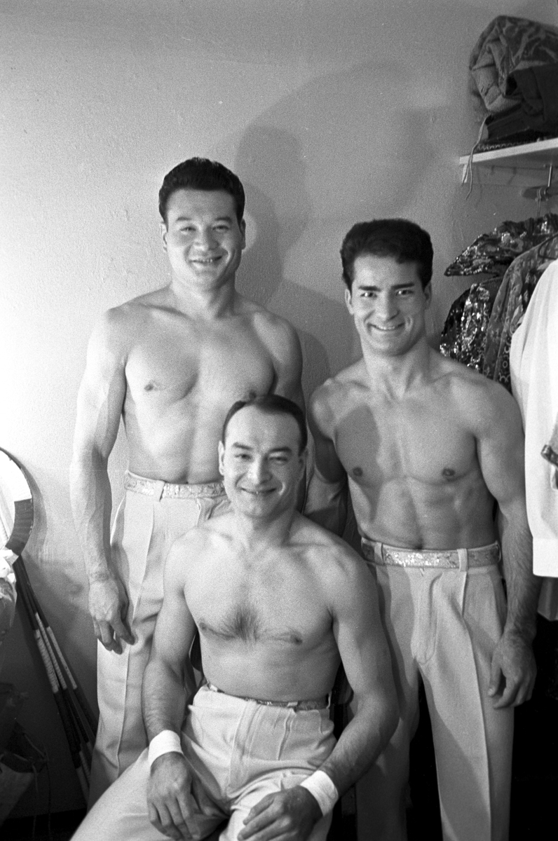 Serie. Medvirkende i forestillingen "Casino Non Stop",  bl.a. Rolf Just Nielsen og  kinesiske akrobater, ant. på Chat Noir i Oslo. Fotografert juni og august 1965.