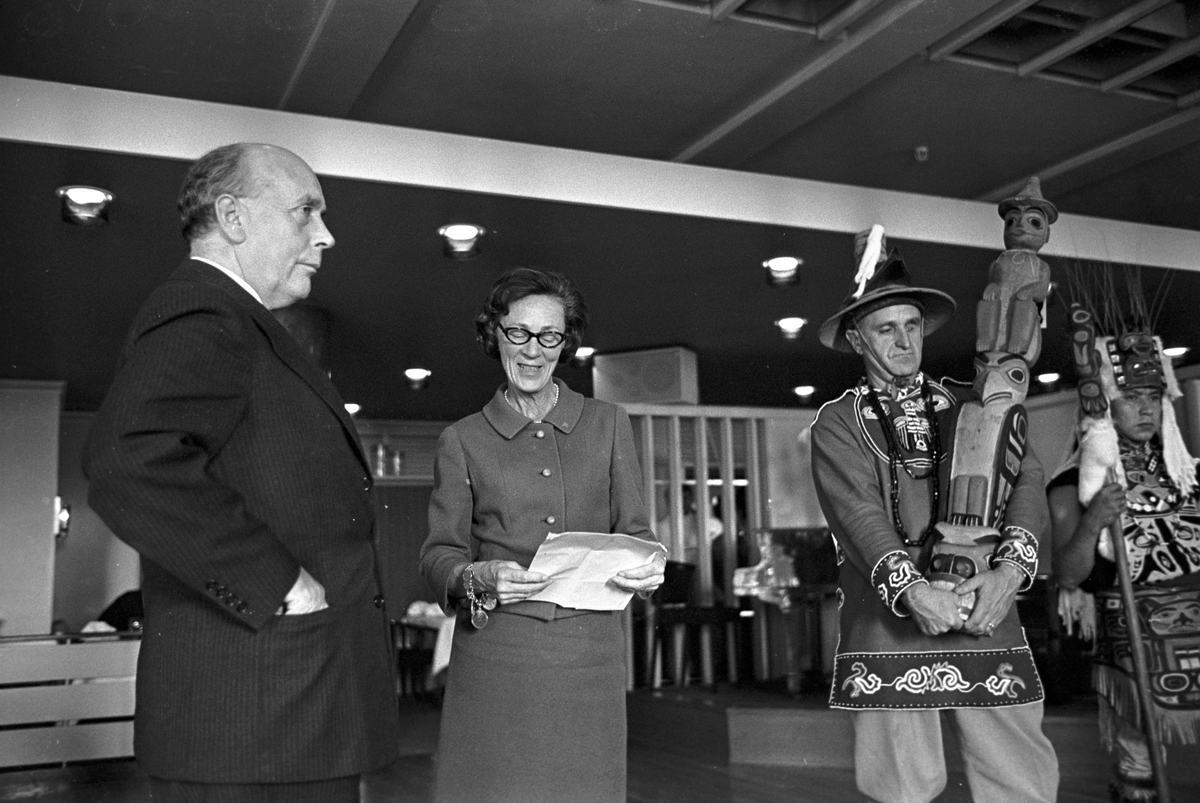 Serie. Indianske dansere fra Alaska opptrer på Fornebu i Oslo. Ordfører Brynjulf Bull får overrakt en indiansk skulptur. Fotografert oktober 1965.