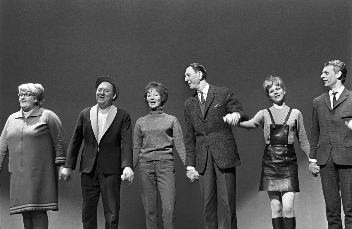 Serie. Fra prøvene til revyen "Lykke til" på Chat Noir i Oslo. Blant de medvirkende var Leif Juster, Elsa Lystad, Carsten Byhring og Elisabeth Grannemann. Fotografert februar 1969.