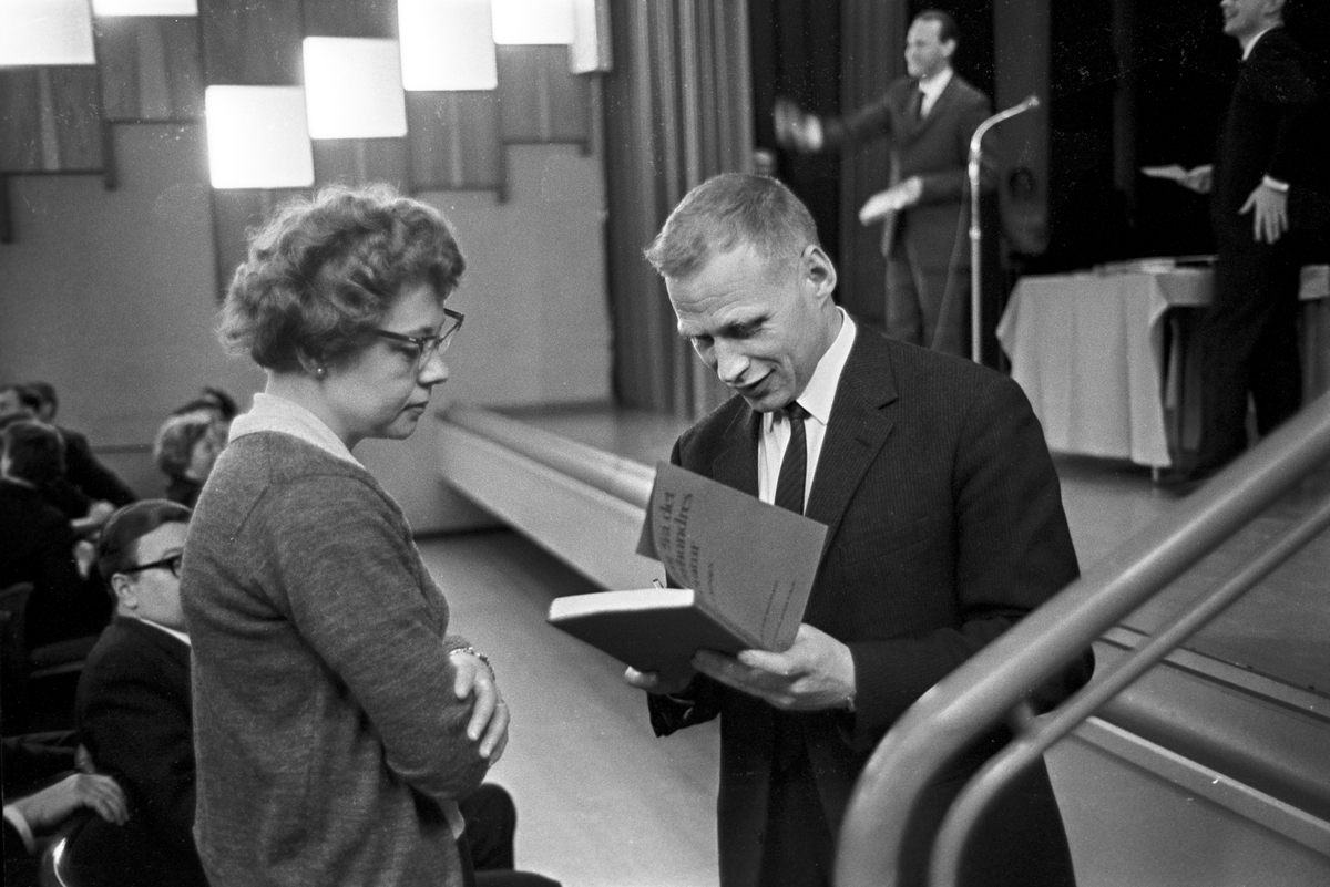 Serie. Forfattermøte på Voksenåsen, Oslo. Blandt deltakerne er Brikt Jensen. Fotografert desember 1965.