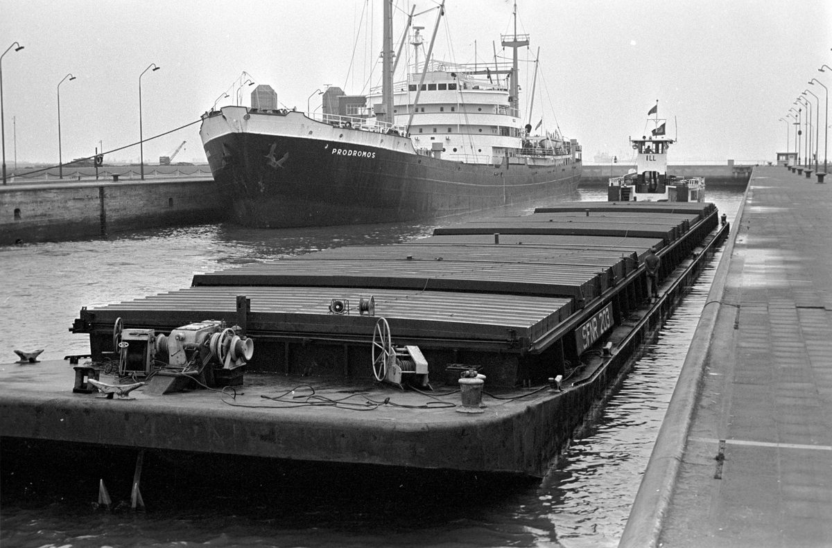 Serie. Havnekneiper, havneområde, sluser og lektere, Antwerpen, Belgia
Fotografert 1965.

