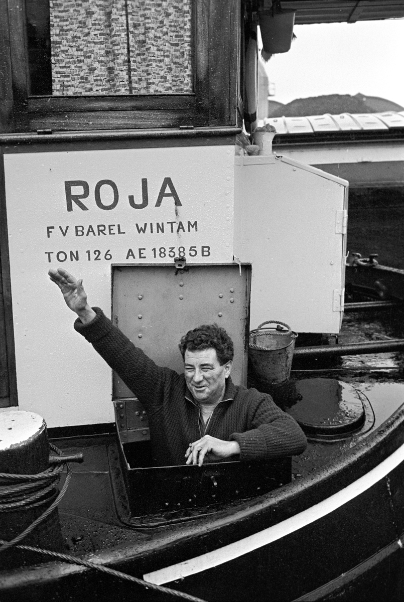 Serie. Havnekneiper, havneområde, sluser og lektere, Antwerpen, Belgia
Fotografert 1965.

