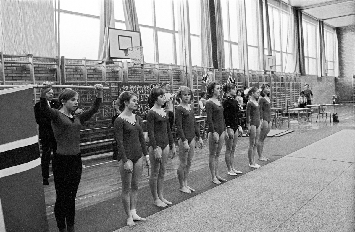 Serie. NM i turn for damer på Eidsvoll, damer i bom. Fotografert 1. desember 1969.
