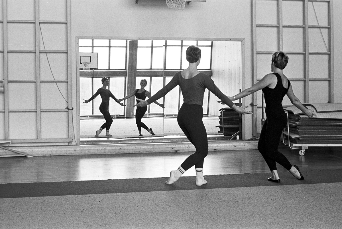 Serie. Turnlandslaget for damer trener på Sogn, damer i svingstang. Fotografert september 1967.
