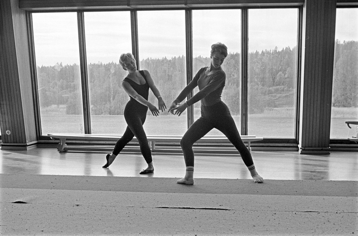 Serie. Turnlandslaget for damer trener på Sogn, damer i svingstang. Fotografert september 1967.