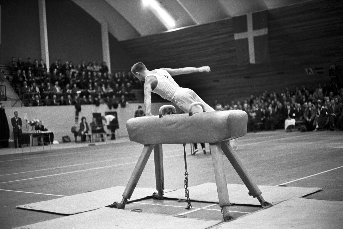 Serie. Nordisk Mesterskap i turn for herrer i Njårdhallen i Oslo, herrer i bøylehest og svingstang. Fotografert desember 1961.