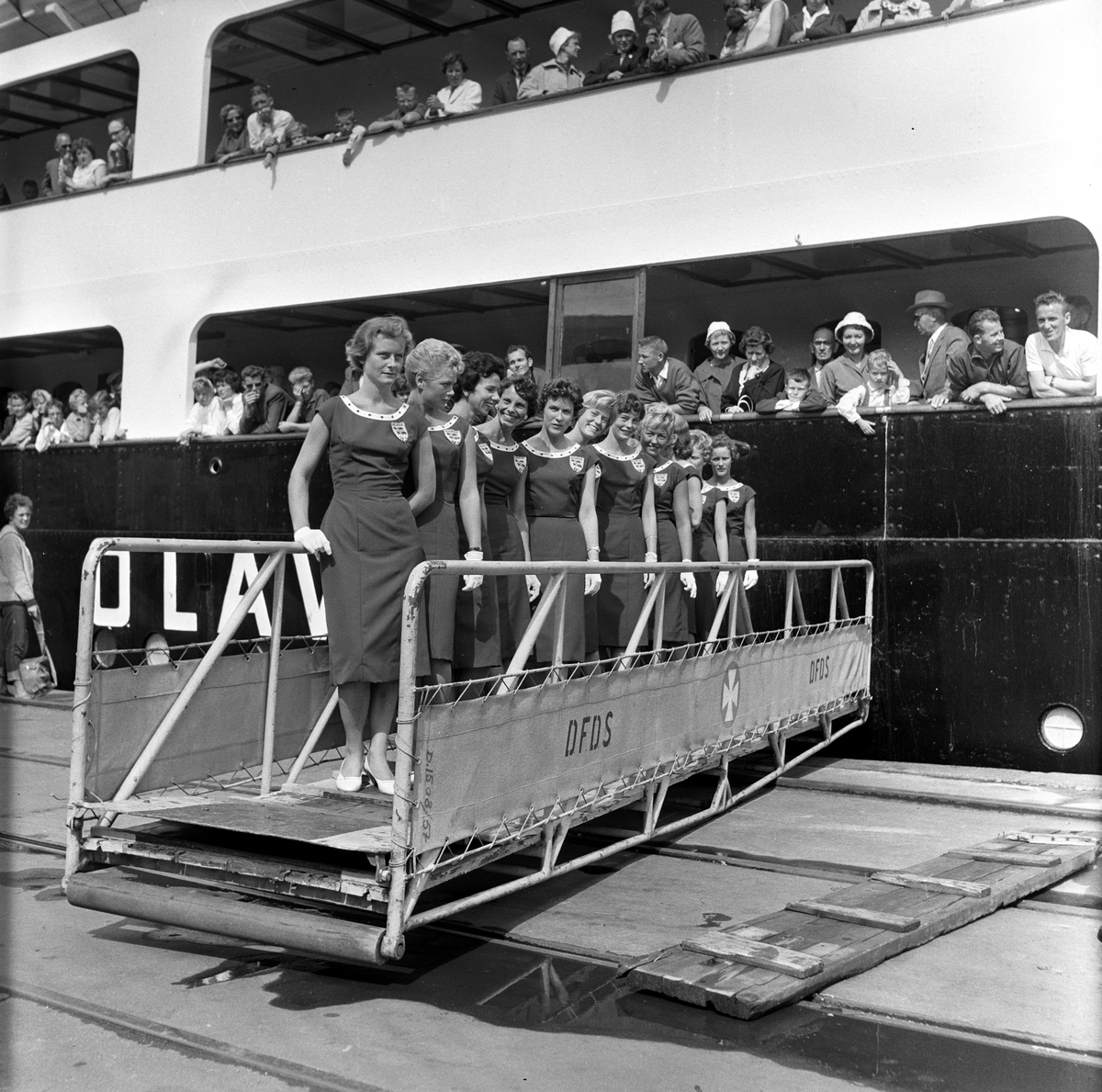 Damer fra Hermes Turn, står oppstilt på landgangen til DFDS. Fotografert  6. juli 1959.