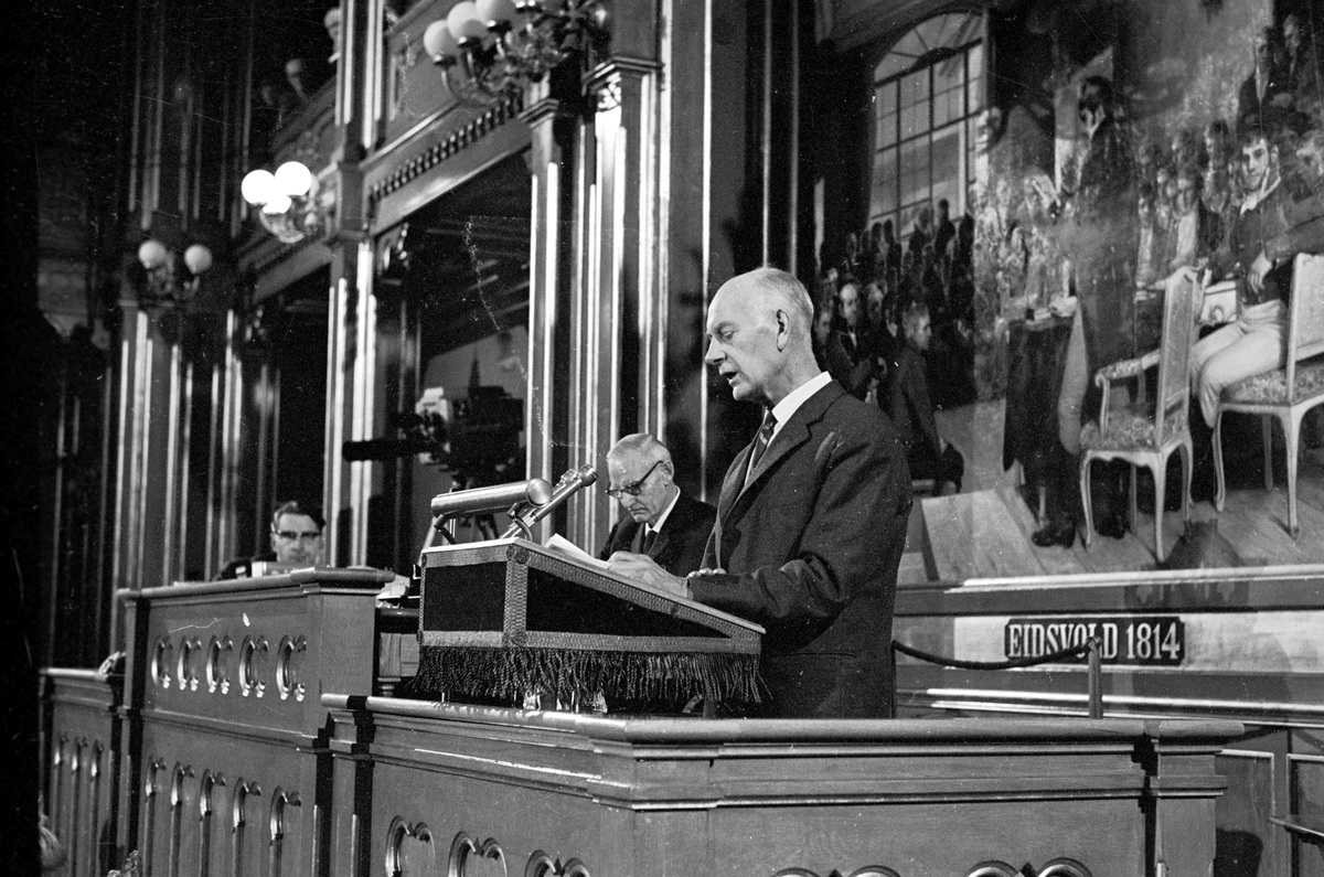 Serie. Regjeringskrise i Stortinget i 1963. Jon Leirfall, Finn Gustavsen, Einar Gerhardsen. Direkte fjernsynsoverføring . Fotografert oktober 1963.