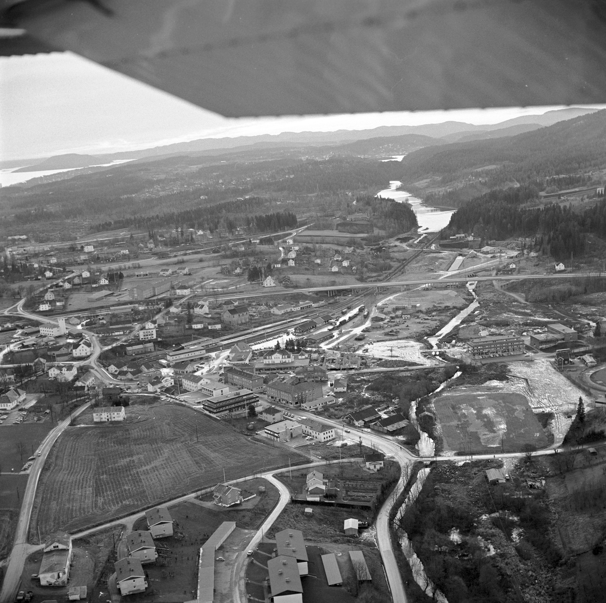 Serie. Drammensveien gjennom Asker i Akershus. Den nye motorveien. Fotografert, bl.a. fra fly, 1967.



