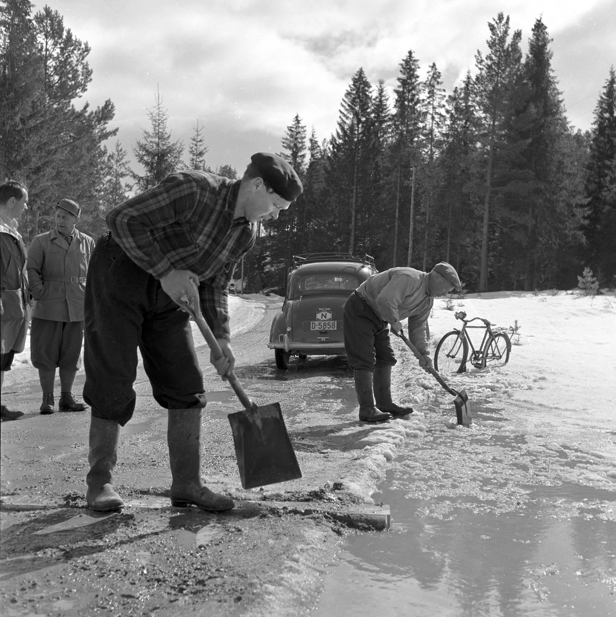 Serie. Teleløsning på veiene i Østerdalen. Fotografert april 1955.

