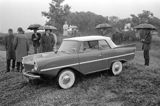 Serie. Presentasjon av amfibiebilen Amphicar i Oslofjorden. Det kjøres bl.a. forbi Kongeskipet. Fotografert september 1962.