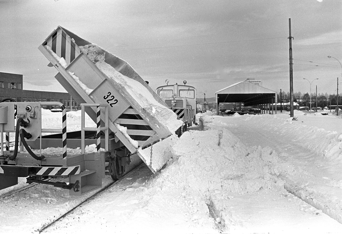 Serie. Oslo Sporveier har fått ny snøfreser. Fotografert februar 1967.

