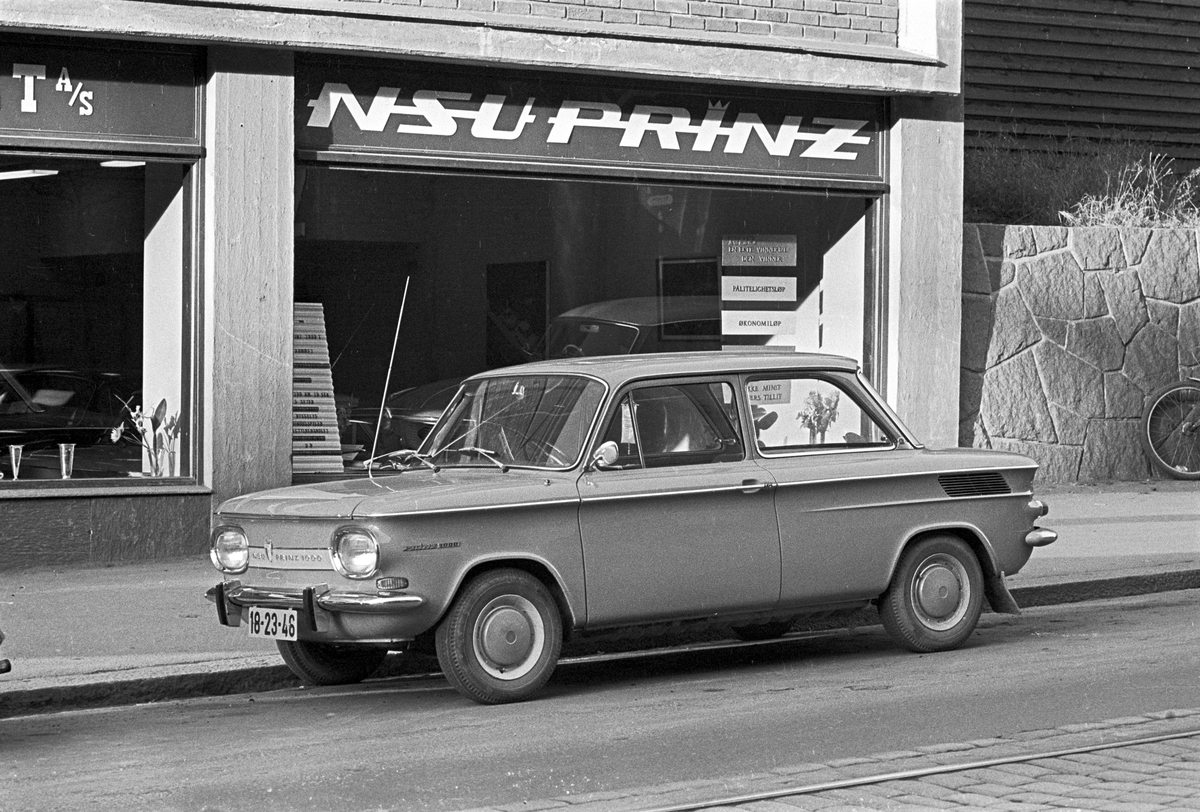 Serie. NSU Prinz 1000, bilinteriør og NSU Prinz butikk. Fotografert mars 1962.