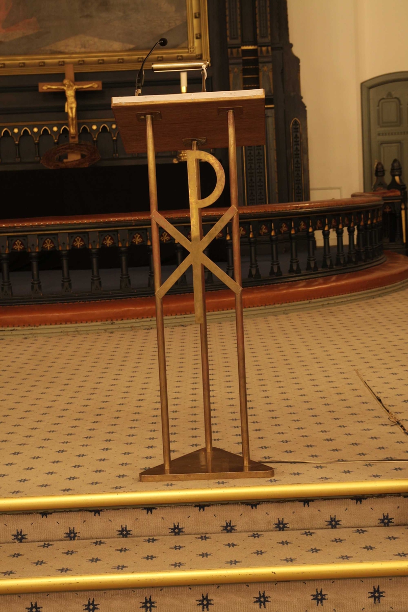 Langfredag, pasjonsgudstjeneste, Kristiansand Domkirke. 21.03.2008. Lesepult med Kristusmonogram, uten tekstiler.