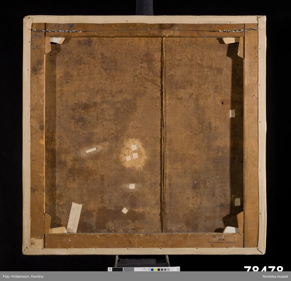 Huvudliggaren:
"Dörröfverstycke. H och b. 0,97. Oljemålning, framställande Näckströmmen i Stockholm med kungl. slottet i bakgrunden. Å strömmen synes en roddbåt med ett sällskap af herrar och damer iklädda dräkter från Gustaf IIIs tid, rodd af två i bredskuggiga hattar klädda 'madamer'. Antagl. målad af J. F. Korn. /Korn, Johan Filip, landskapsmålare, f. 1728, d. 1796."

Katalogkort:
" H 0,97 m, B 0,97 m,-.
I det målade ramverket guld (utanför ornamenten en svart kant). Landskapet föreställer K. Slottet i Stockholm från Näckströmen."
"Framställning av Näckströmen i Stockholm med kungliga slottet i bakgrunden. Å strömmen synes en roddbåt, med ett sällskap av damer och herrar, klädda i gustavianska dräketer, rodd av 2 i  bredskyggiga hattar klädda 'madamer'. Trol målat av landskapsmålaren Johan Filip Korn 1728-96.
Tillstånd: Krakelerad flagnat i kanterna skavd, en duk skarv"