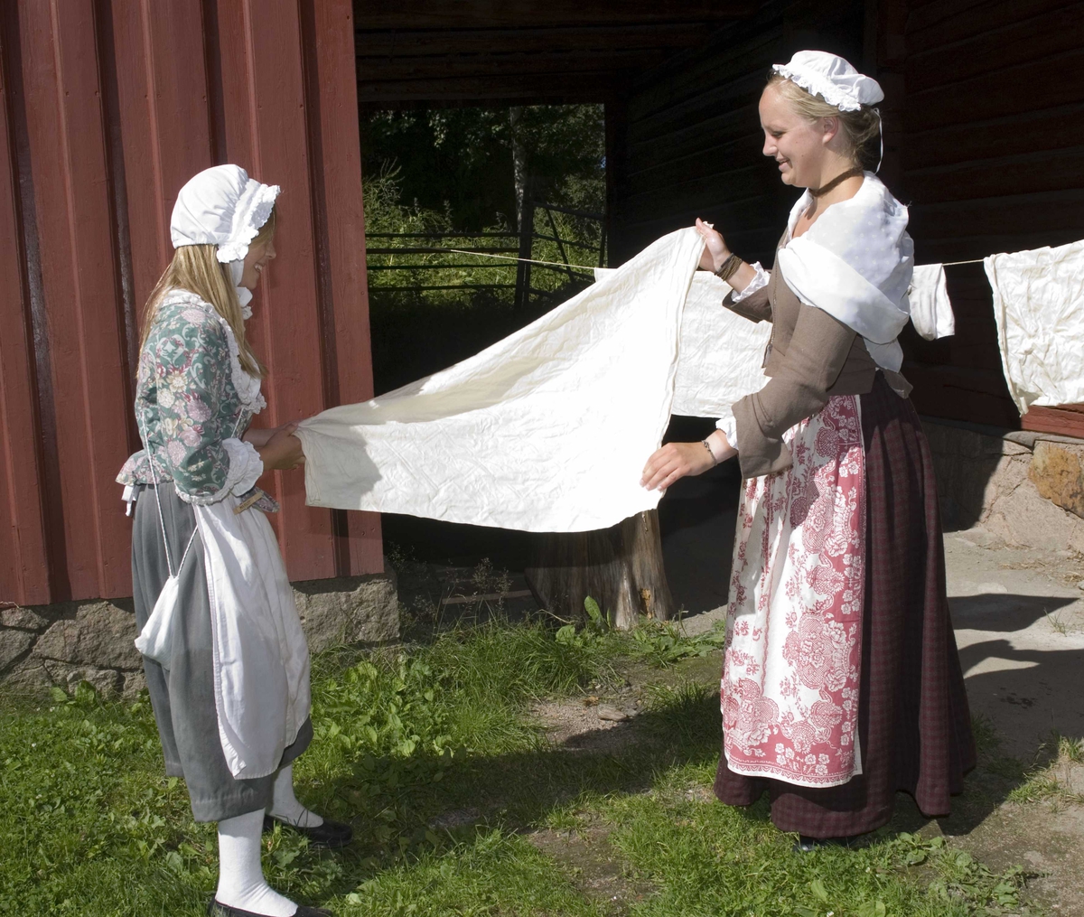 Levendegjøring på museum.
Klesvask i Chrystiegården. Ferieskolen uke 29, 2008.