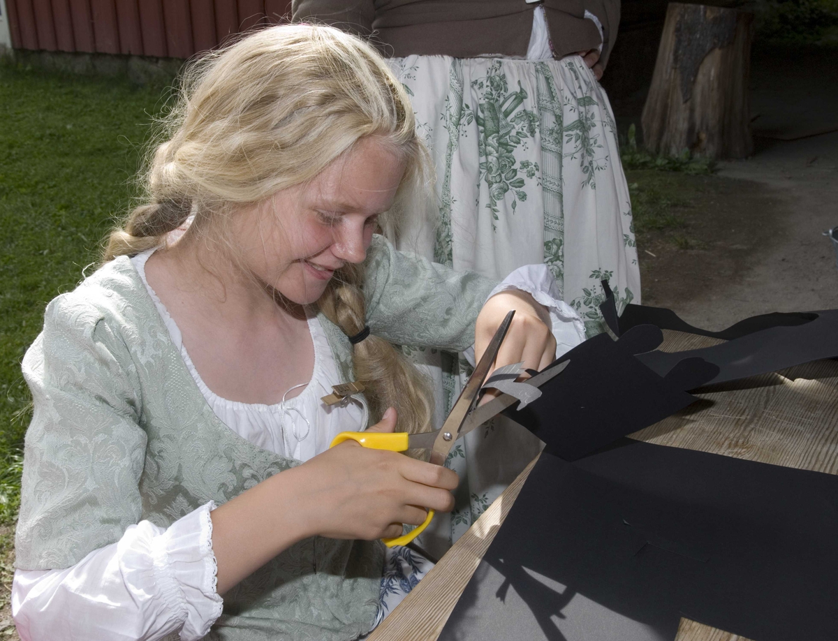 Levendegjøring på museum.
Klipping av silhuetter. Ferieskolen uke 30, 2008.