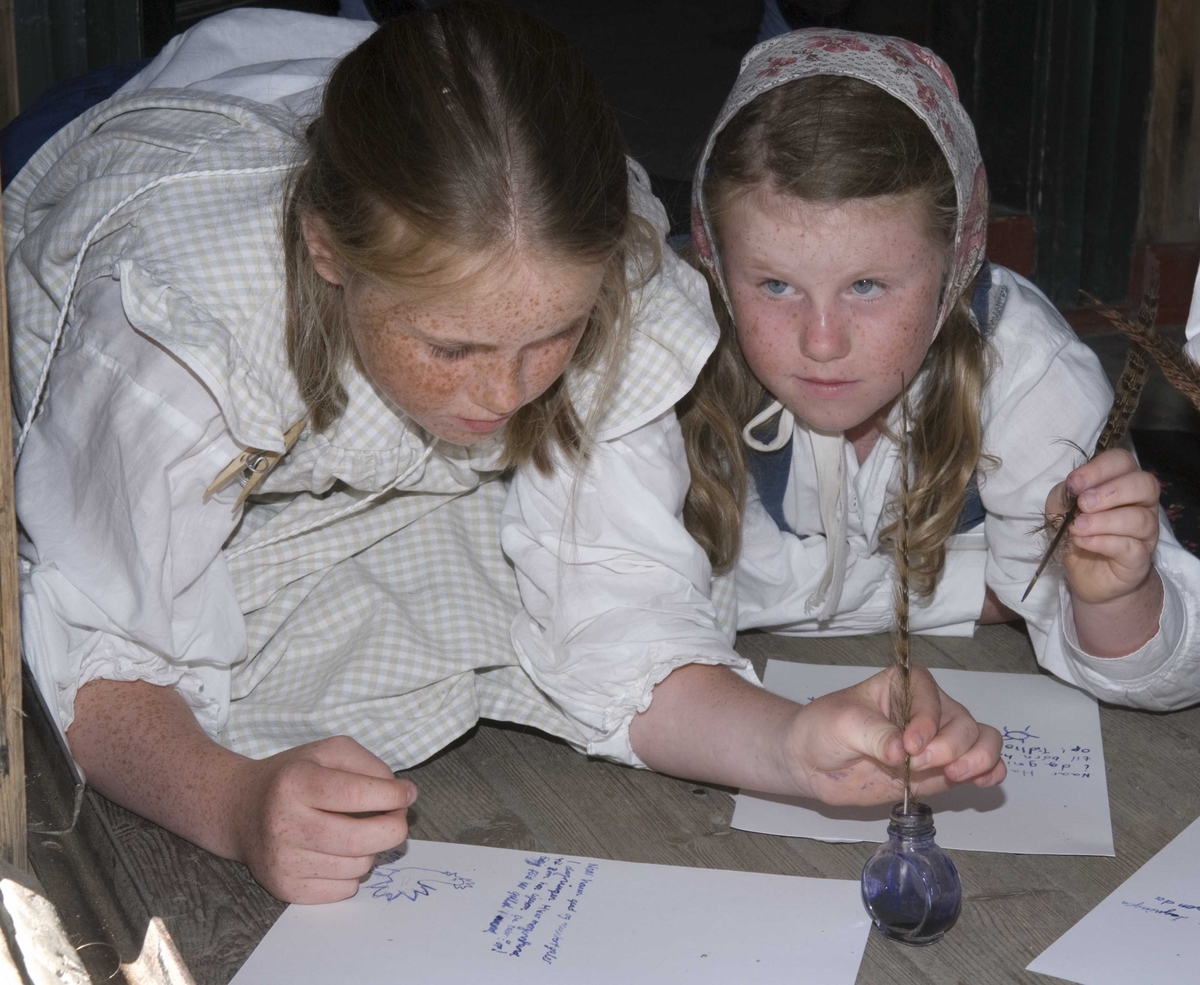 Levendegjøring på museum.
Elevene tegner og skriver med fjærpenn, Ferisekolen uke 30 i 2008.