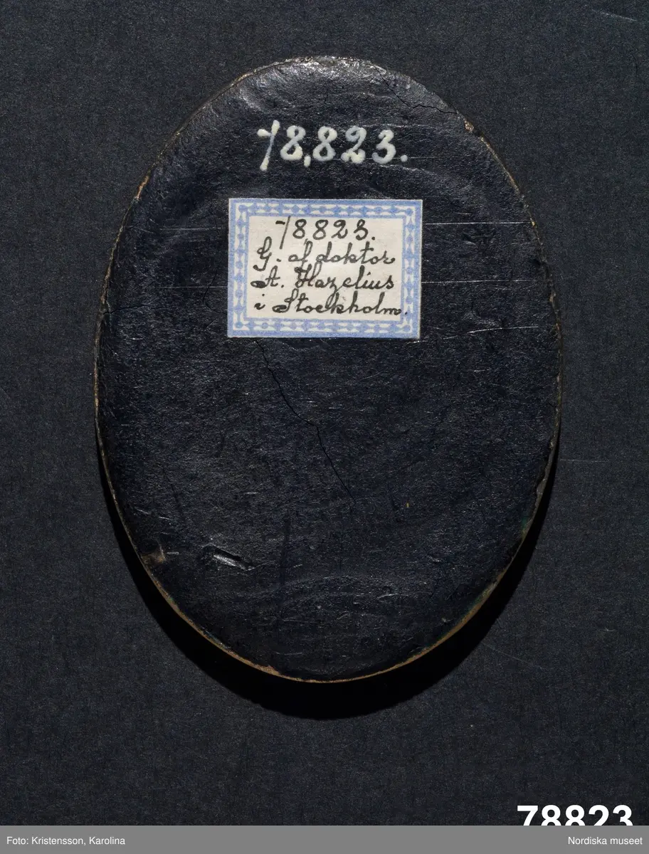 Silhuettporträtt, bröstbild, man i vänster profil.