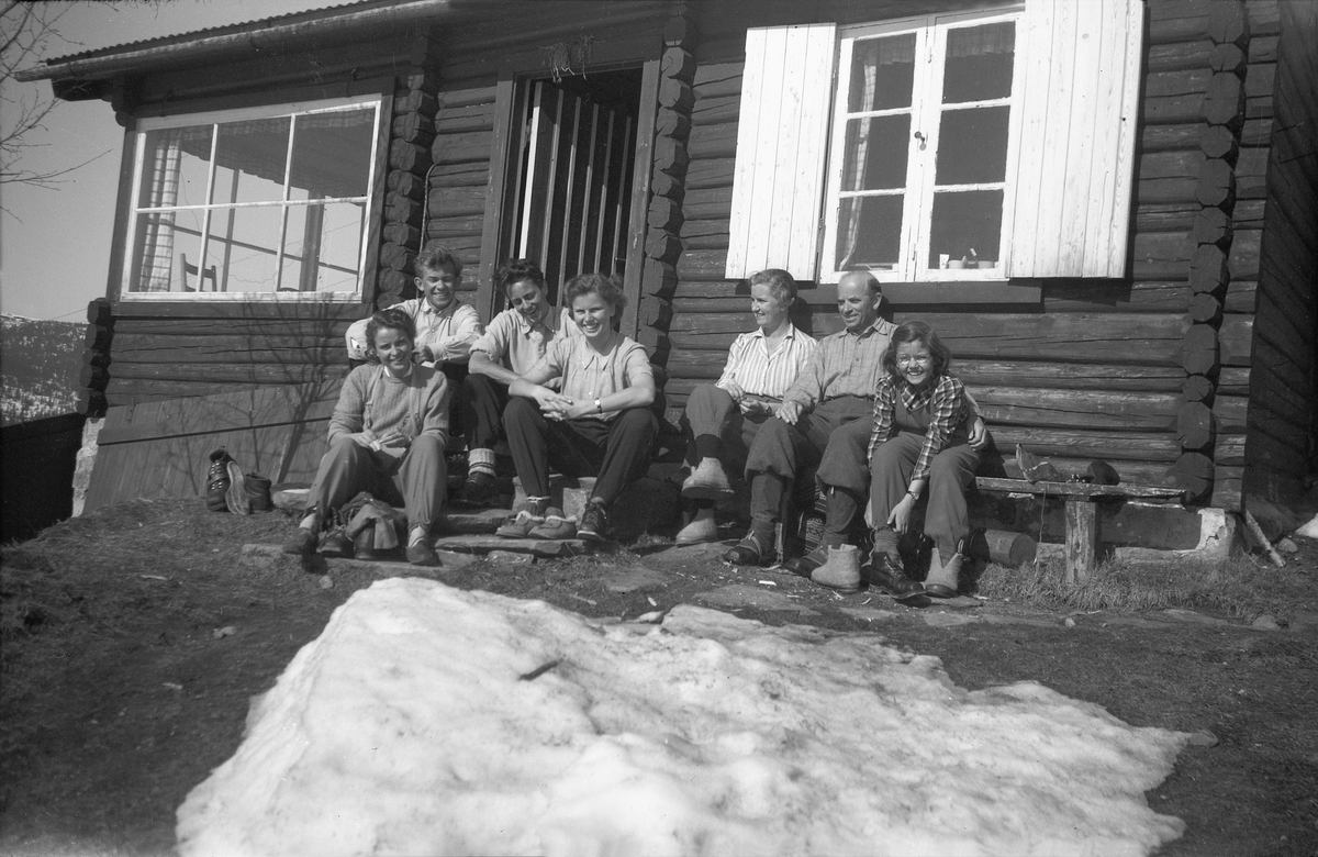 Påskegjester i Arentz-familiens feriebolig Ligardshaugen i Eggedal. Fra venstre Lillebet Kolstad, Thode Holm, Per Klem, Siri, Dordi, Fritjof og Kari Arentz. Fotografert 1948.