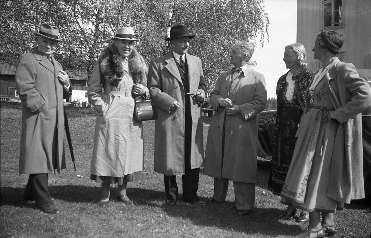 Besøk på Vang prestegård. Dordi Arentz, Alhed Johnson, Jon Johnson, Kristian Schelderup, Eivind Berggrav og Kathrine Berggrav. Fotografert 1948.