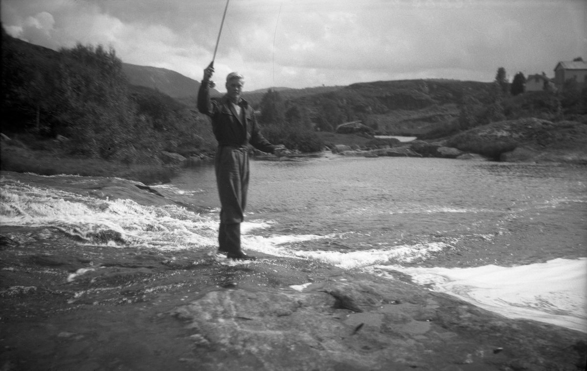 Bengt Ramstad fisker i vann i Sirdalen. Fotografert 1949.