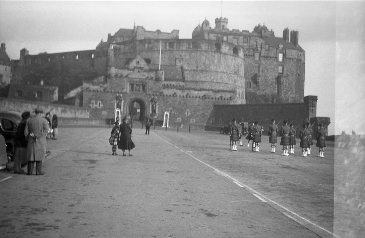 Skotske soldater ekserserer foran Edinburgh Castle. Fotografert under Arentz-familiens rundreise i Storbritannia i september 1950.