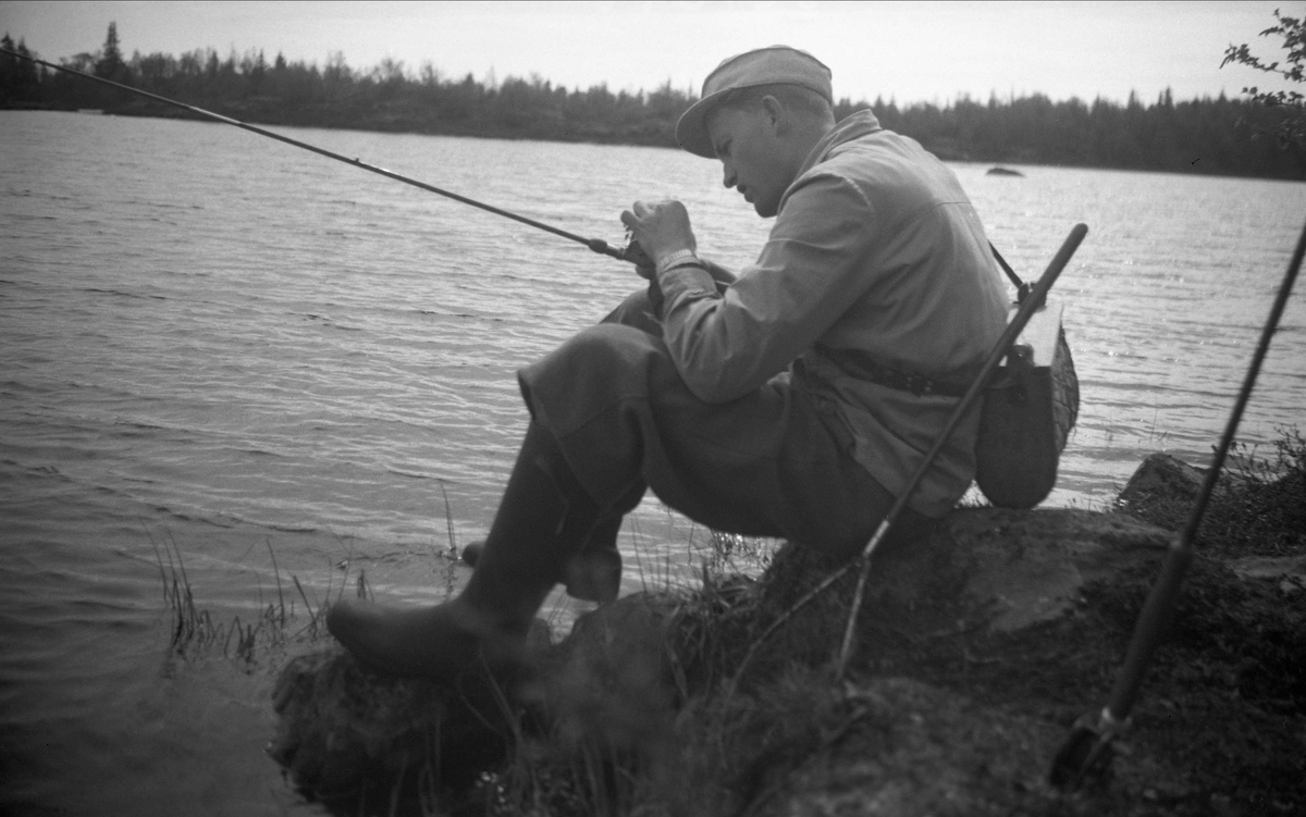 Bjarne Arentz Waaler fisker i Brødtjønn(?) i Hallingdal. Fotografert i juni 1950.