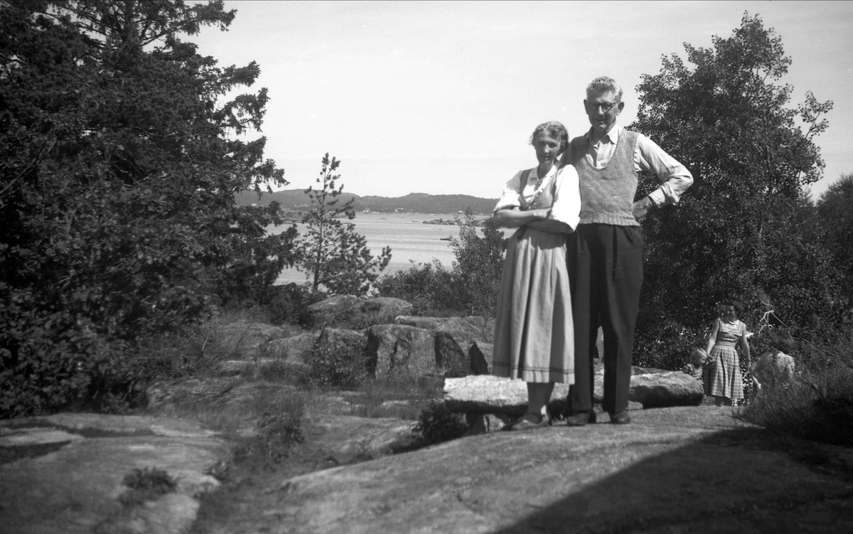 Presteparet Jofrid og Johannes Smidt fotografert på Storøya ved Sandefjord sommeren 1951.