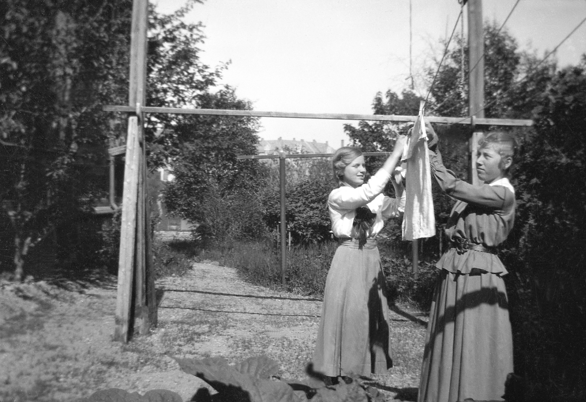 Nanna og Guri Arentz henger klær til tørk i hagen til hjemmet Elverhøy i Trondheim.